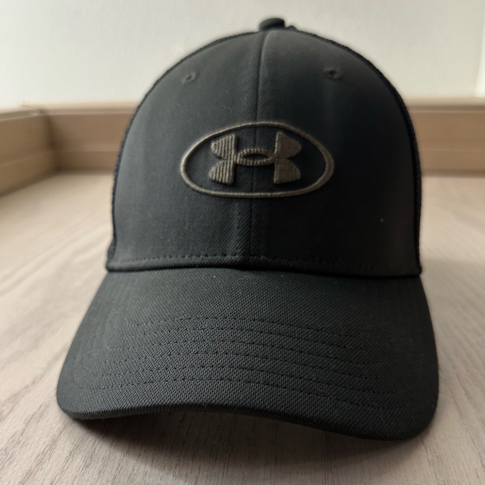 Men’s Under Armour UA Pro Fit Two Toned Trucker Hat w/ Snap Back